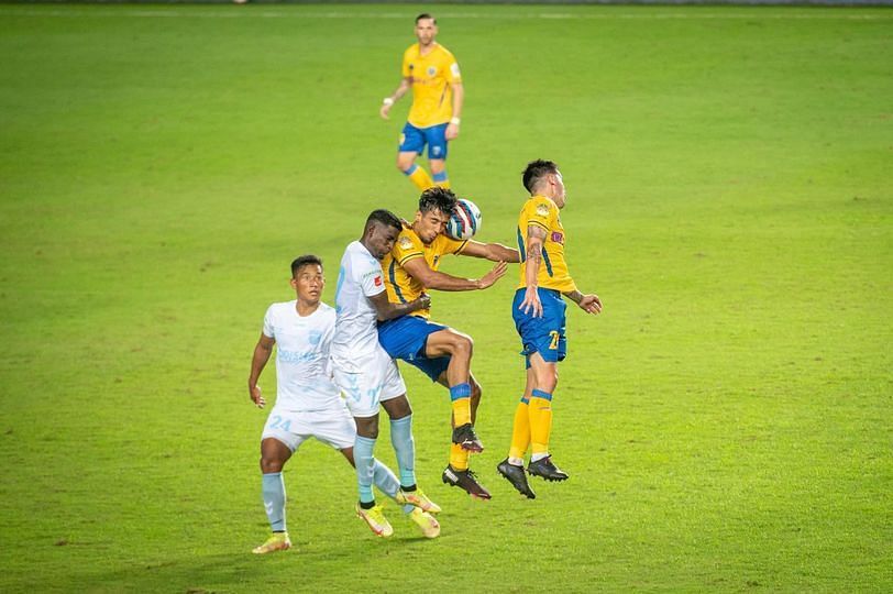 The match had its share of midfield tussels (Image courtesy: ISL social media)