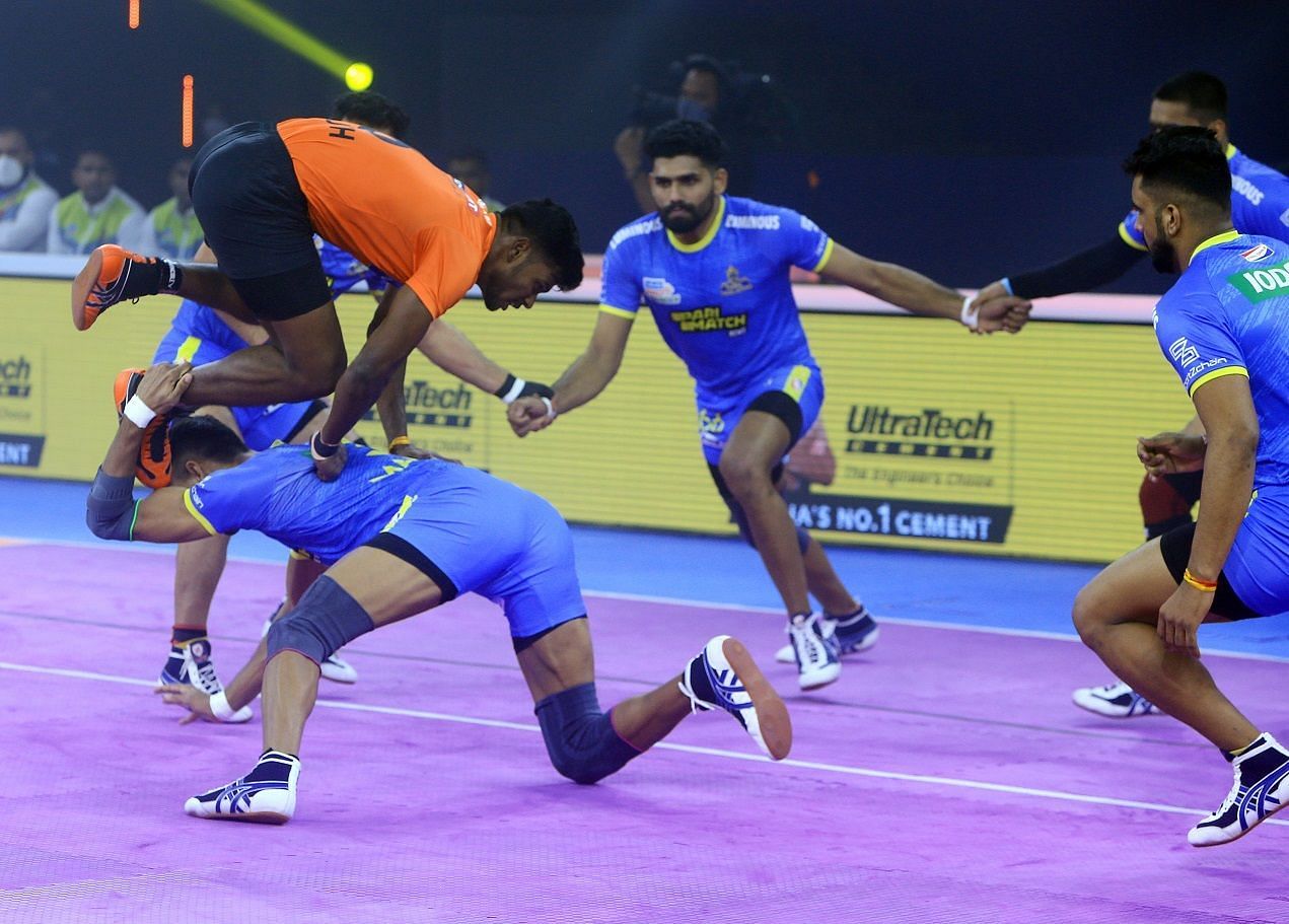 Ajith Kumar pulls off an athletic move against Tamil Thalaivas