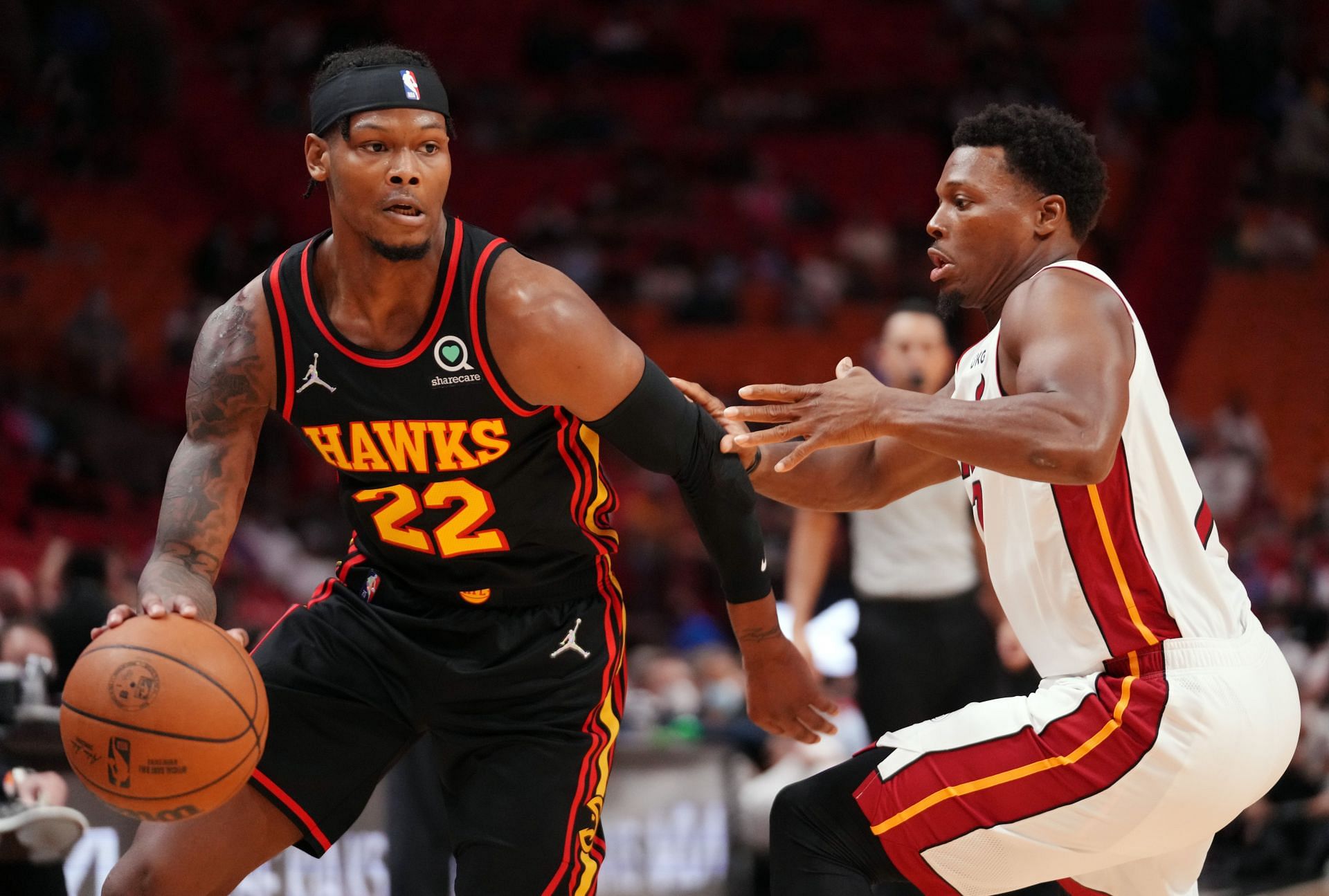 (L) Cam Reddish attempts to drive past the defender (Kyle Lowry)