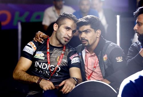 U Mumba's skipper Fazel Atrachali (L) has a chat with Bengaluru Bulls player Pawan Kumar Sehrawat - Image Courtesy: PKL