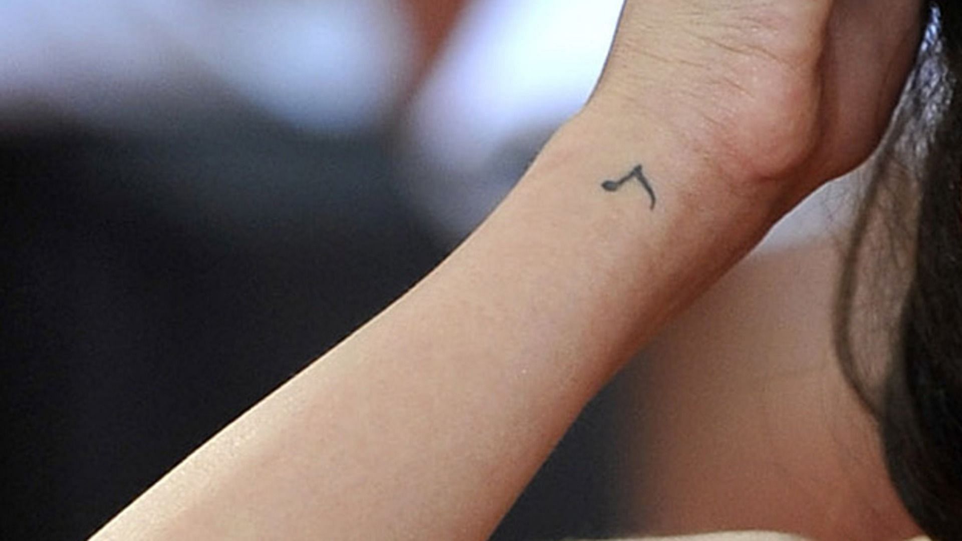 Selena Gomez got her first tattoo - a musical note (Image via PopSugar)