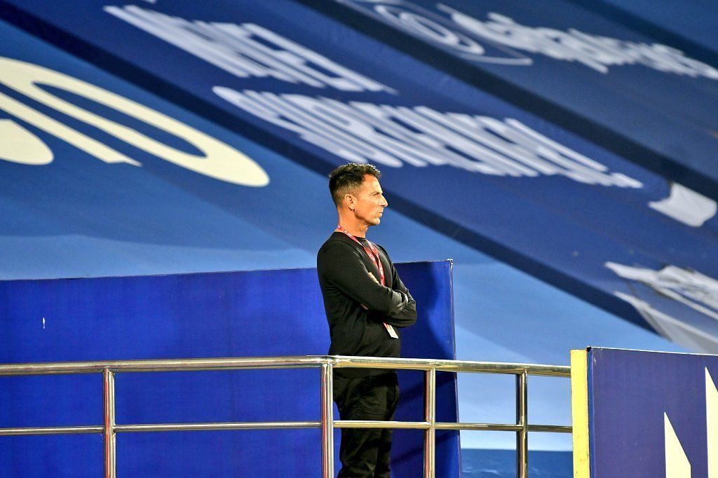 Marco Pezzaiuoli looks on during Bengaluru FC&#039;s match against ATK Mohun Bagan (PC: Bengaluru FC)