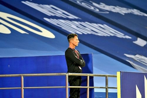 Marco Pezzaiuoli looks on during Bengaluru FC's match against ATK Mohun Bagan (PC: Bengaluru FC)