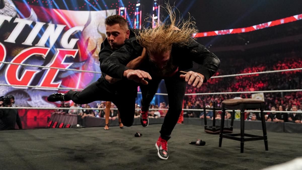 WWE रॉ (Raw) में ऐज के ऊपर हुआ अटैक 