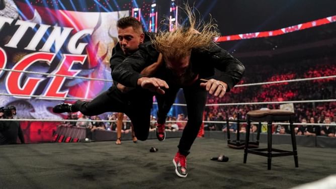 WWE Raw में दिग्गज ऐज के ऊपर हुआ चौंकाने वाला हमला, पूर्व चैंपियन ने अपनी पत्नी की मदद से किया धराशाई