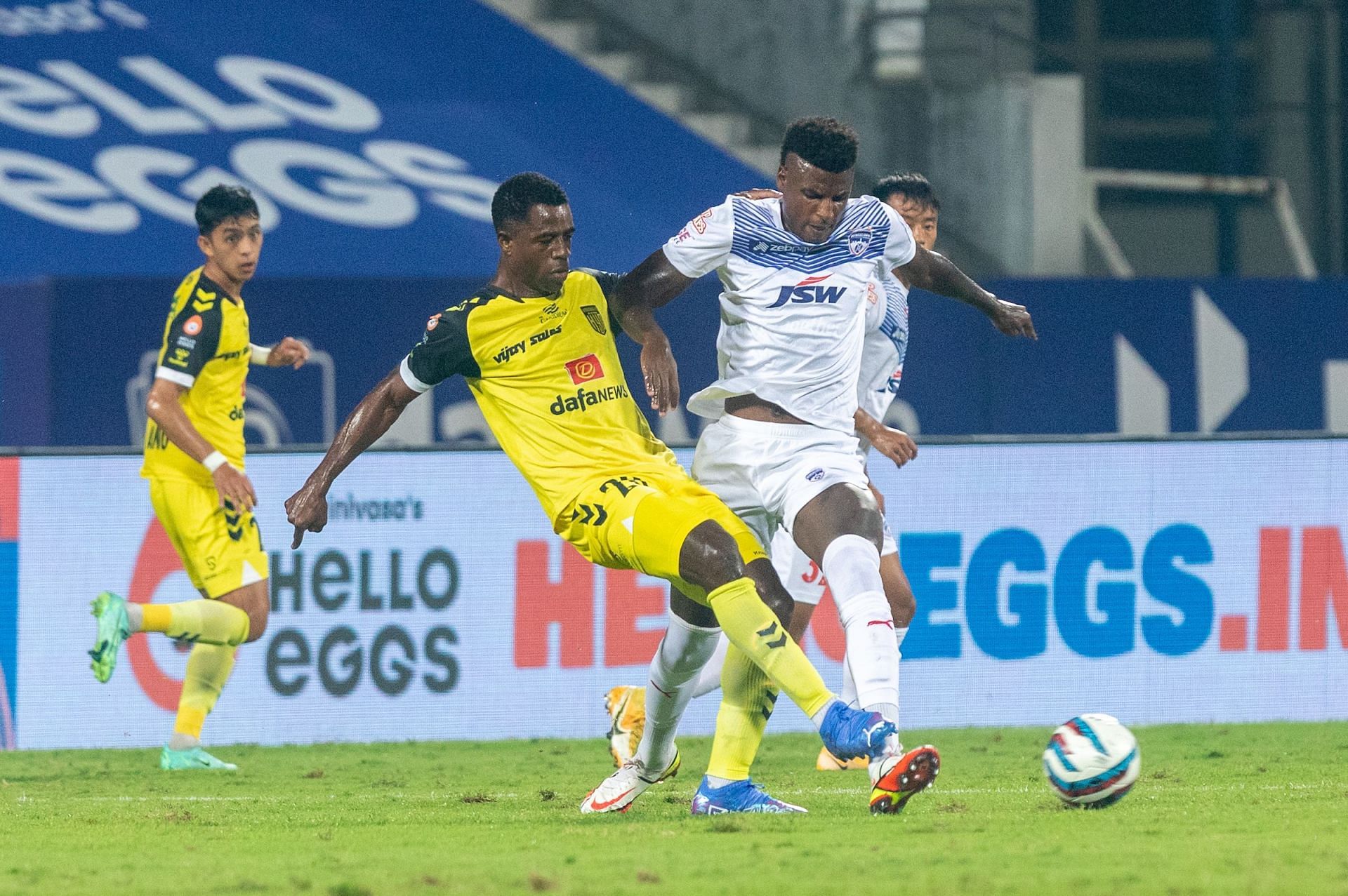 Hyderabad FC&#039;s Ogbeche and Bengaluru FC&#039;s Ramires vying for the ball (Image Courtesy: ISL)