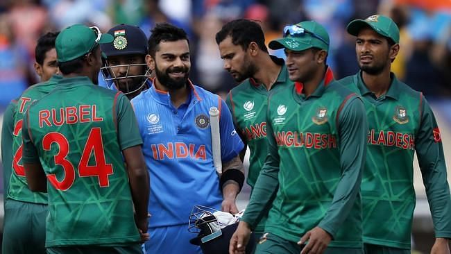 विराट कोहली मैच खत्म होने के बाद बांग्लादेशी खिलाड़ियों के साथ