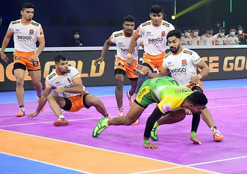 Puneri Paltan players in action during their previous PKL encounter against the Patna Pirates - Image Courtesy: PKL