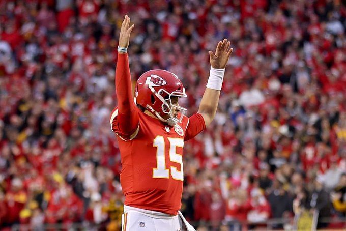 Patrick Mahomes gives Trevon Diggs' son a Chiefs jersey for Christmas