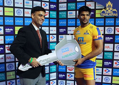 Amit Hooda collects his award - Image Courtesy: Tamil Thalaivas Twitter