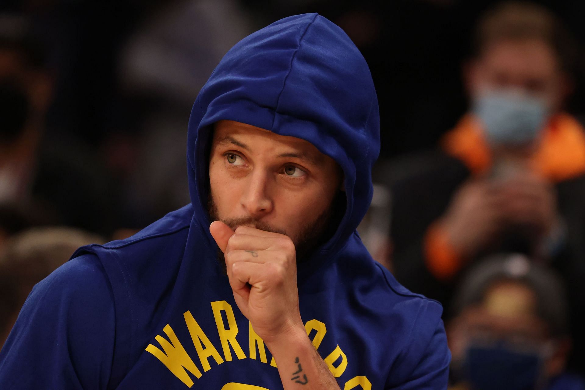 Steph Curry warms up ahead of the Golden State Warriors vs New York Knicks game
