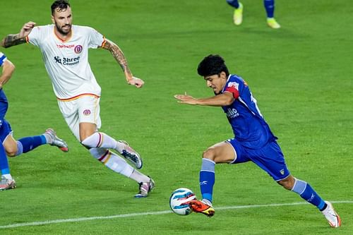 Chennaiyin FC's skipper Thapa (in blue) will take on Kolkata giants ATK Mohun Bagan today. (Image courtesy: ISL)