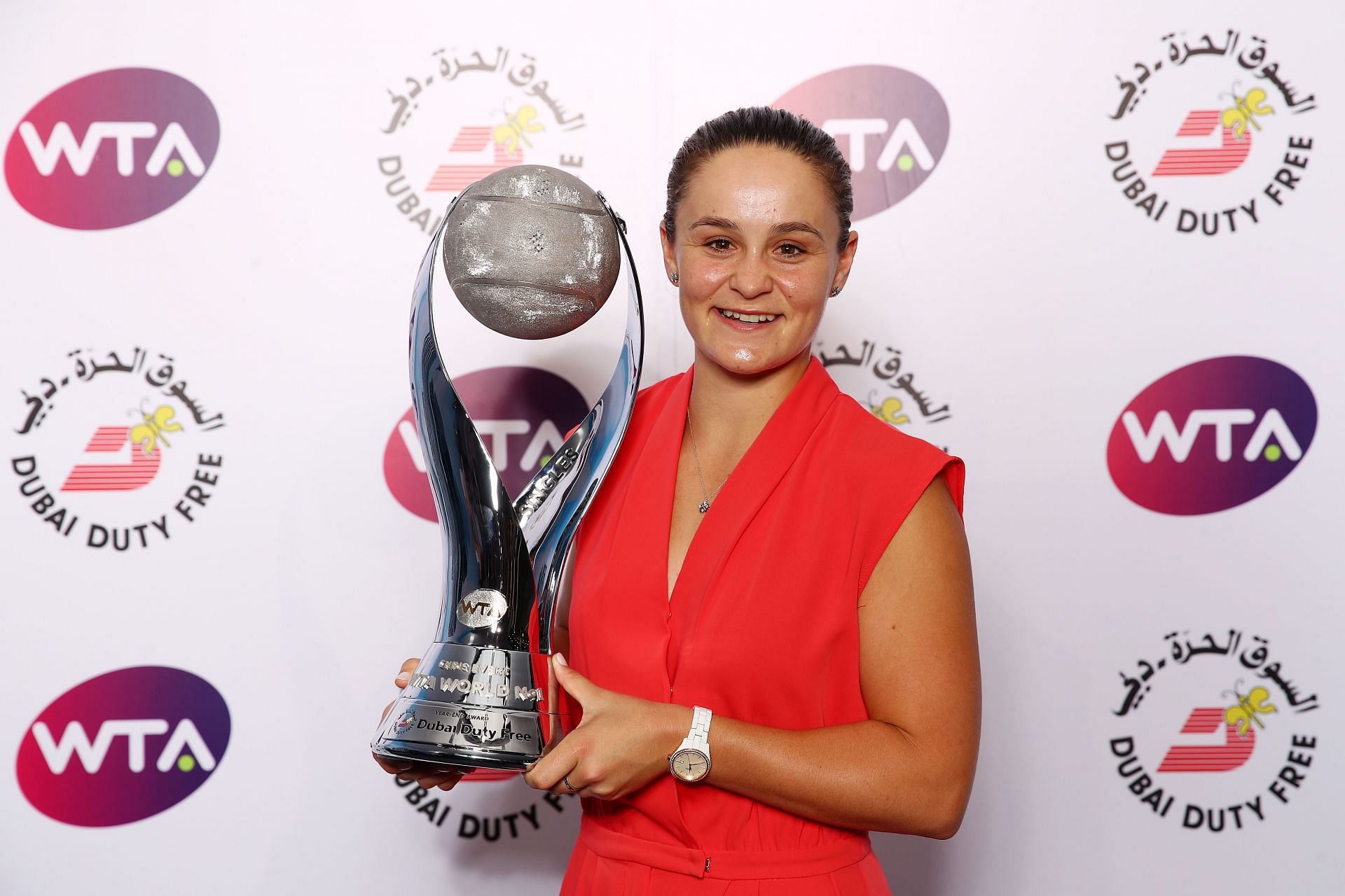 Ashleigh Barty with her Year-End World No. 1 trophy in 2019