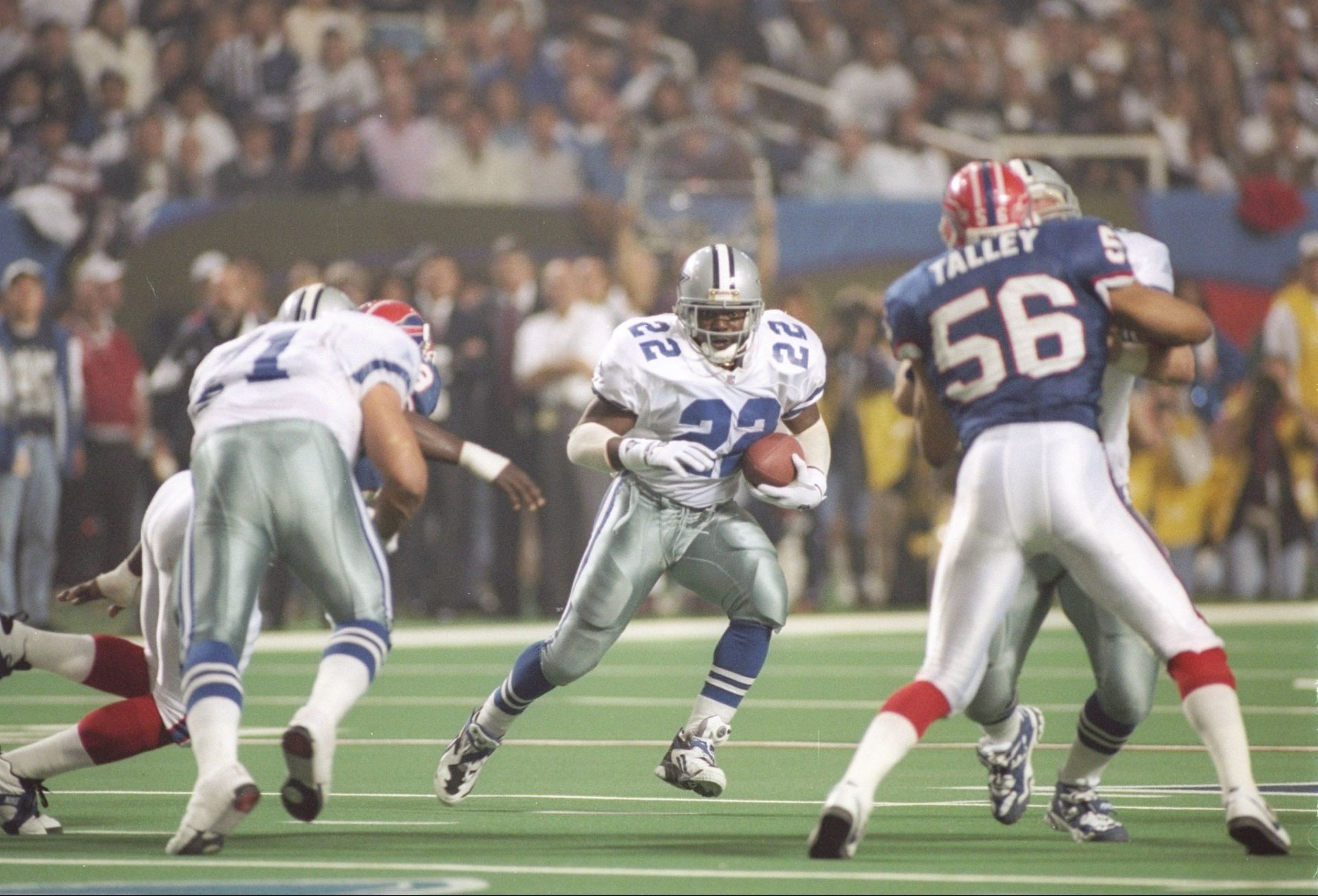 Emmitt Smith (22) on the run during his MVP performance in Super Bowl XXVIII (Photo: Getty)