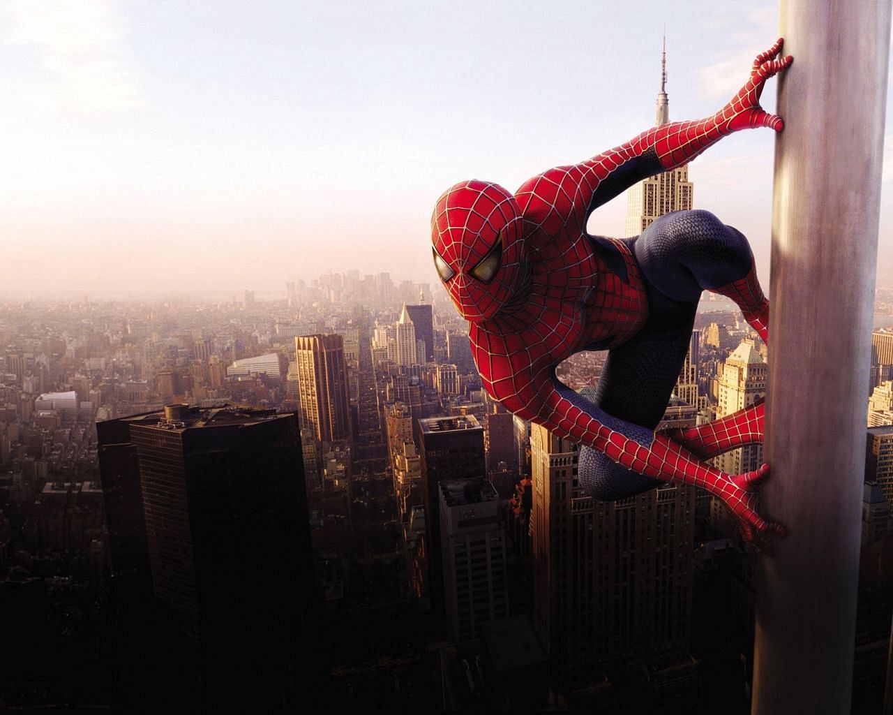 Tobey Maguire&#039;s Spiderman strikes a pose