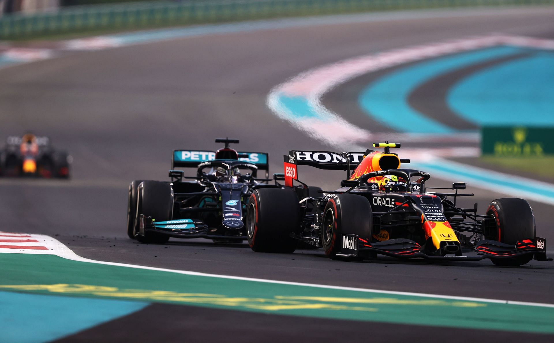 Sergio Perez defending Lewis Hamilton at Abu Dhabi Grand Prix 2021