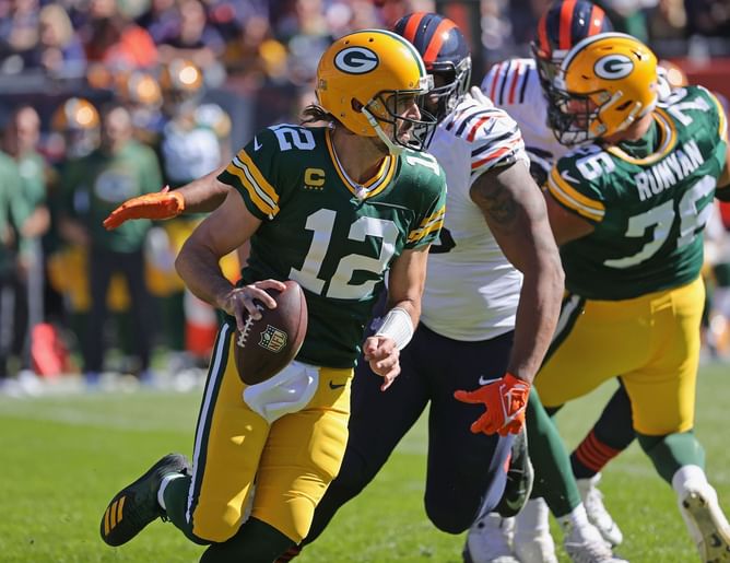 What is Aaron Rodgers' record against Chicago Bears?