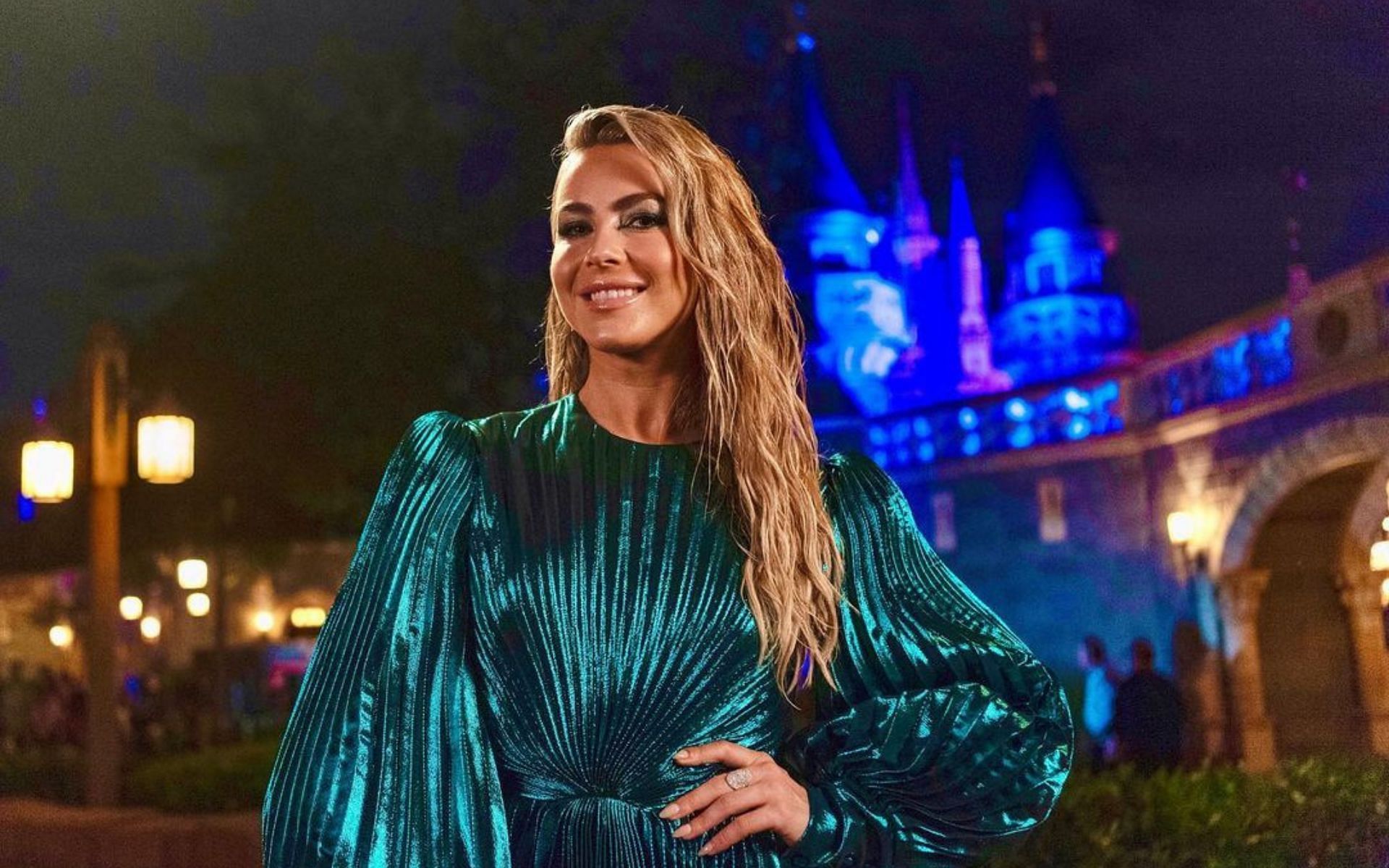 &lsquo;Disney Parks Magical Christmas Day Parade&rsquo; co-host Julianne Hough (Image via juleshough/ Instagram)