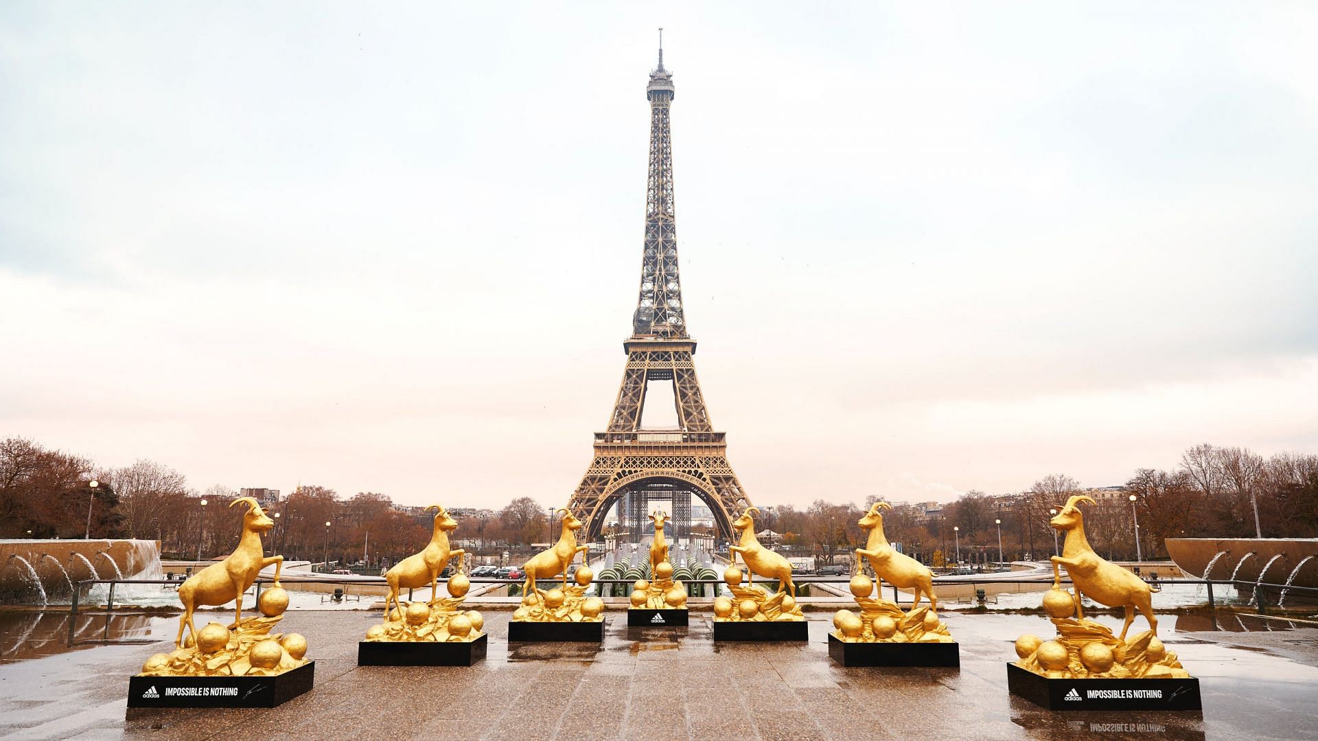 मेसी के 7 बैलन डी&#039;ओर के सम्मान में पेरिस के ऐफिल टावर के सामने रखे 7 गोल्डन गोट।