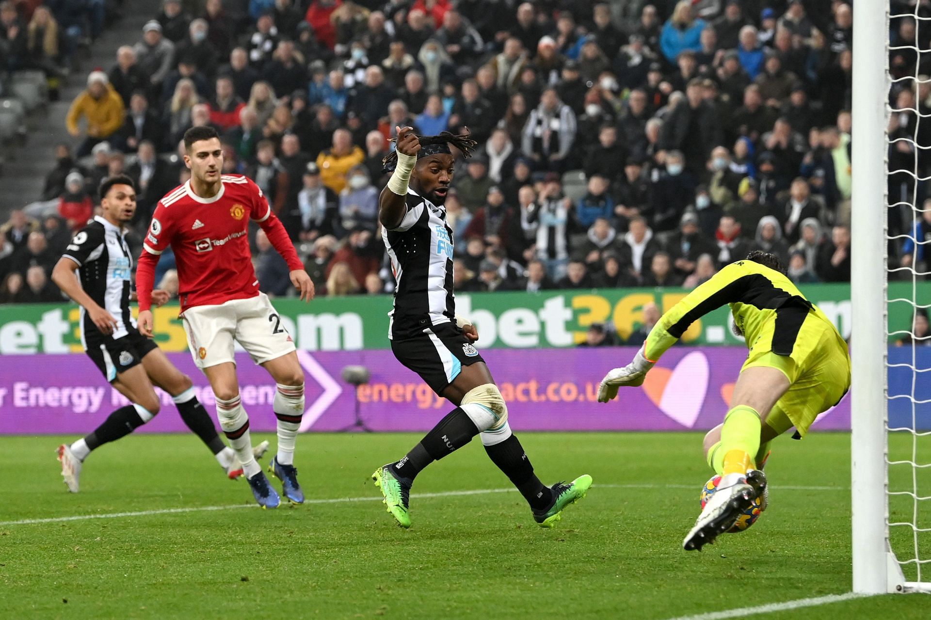 Newcastle United and Manchester United played out an engrossing 1-1 draw