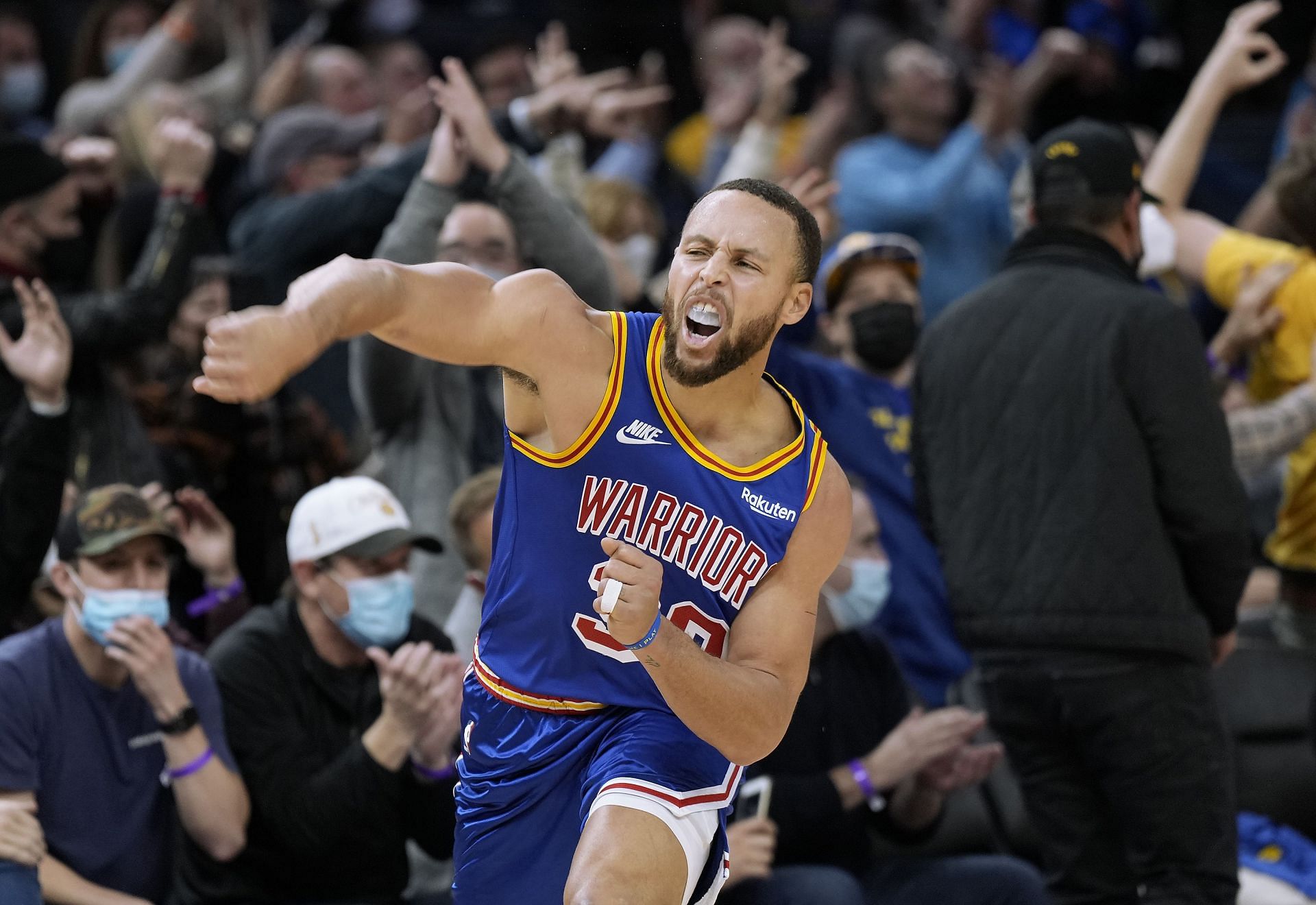 Steph Curry reacts to a play at the Memphis Grizzlies vs Golden State Warriors game