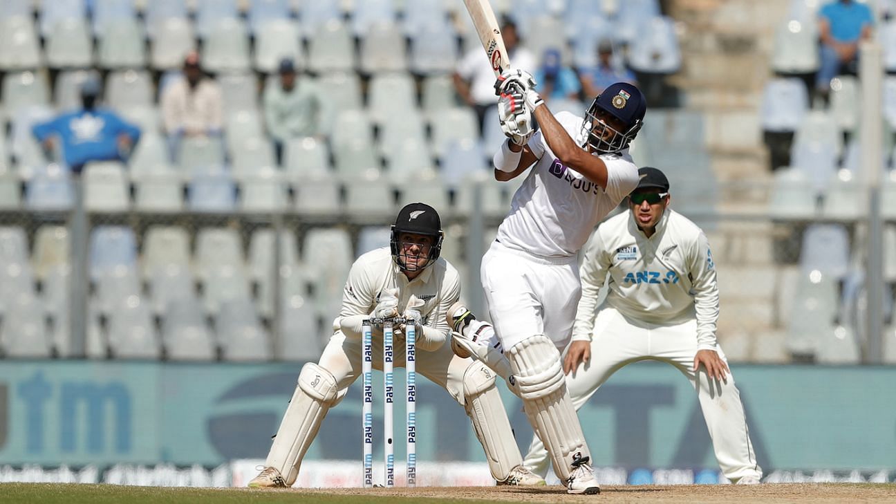 मुंबई टेस्ट के तीसरे दिन अपनी पारी के दौरान शॉट खेलते हुए अक्षर पटेल 