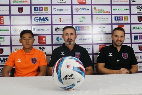 Odisha FC boss Kiko Ramirez (centre) pictured ahead of the ISL 2021-22 clash against Chennaiyin FC. [Credits: Odisha FC]