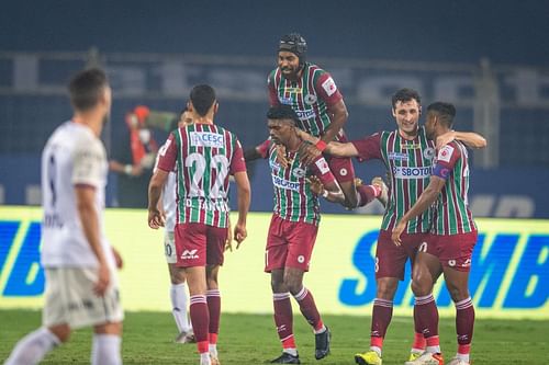 ATK Mohun Bagan players celebrate Liston Colaco's goal against FC Goa. (Image Courtesy: ISL Media)