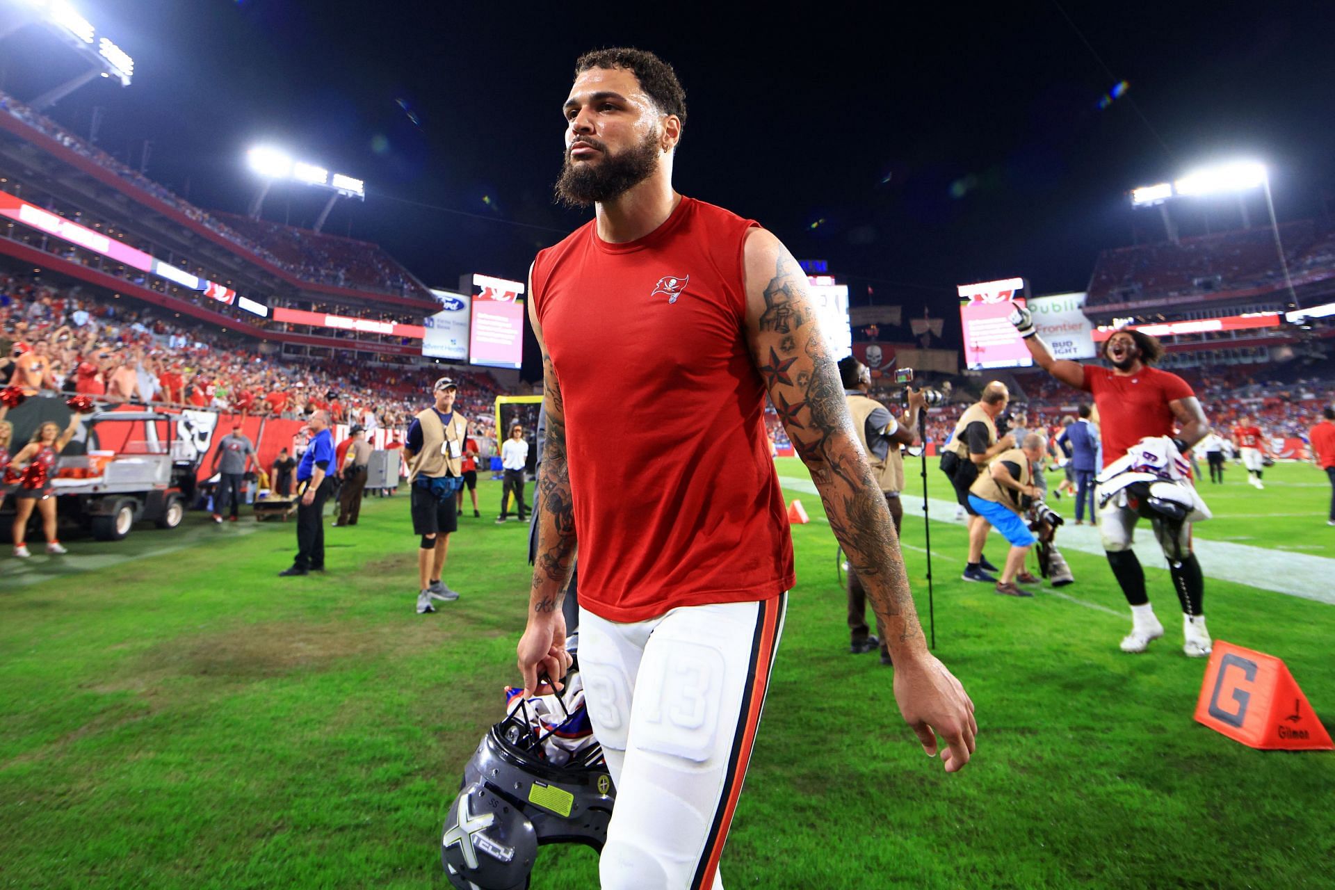 Buccaneers Star Wide Receiver Mike Evans Suffers Injury Facing Saints