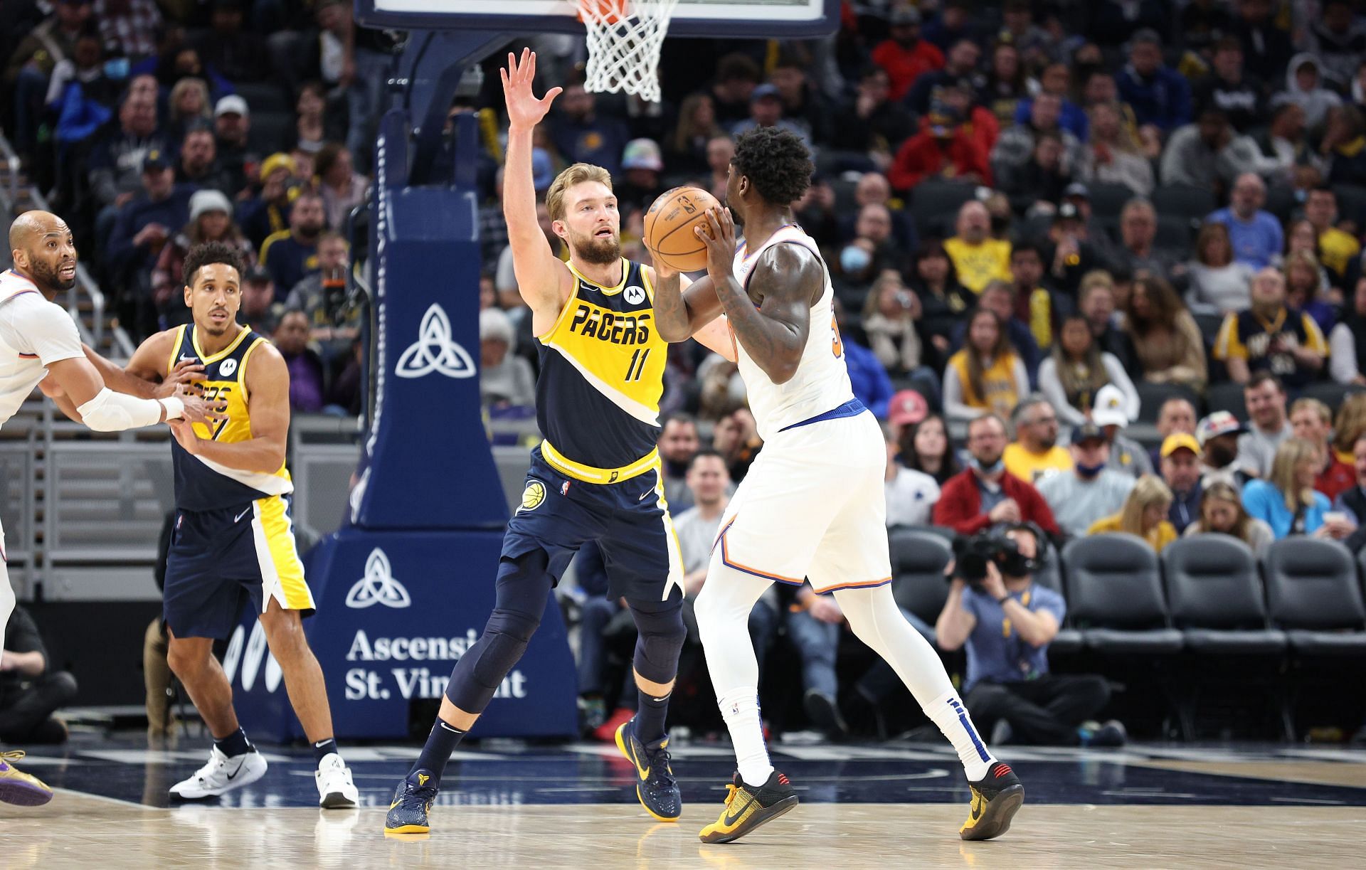 Sabonis defending Julius Randle of the New York Knicks