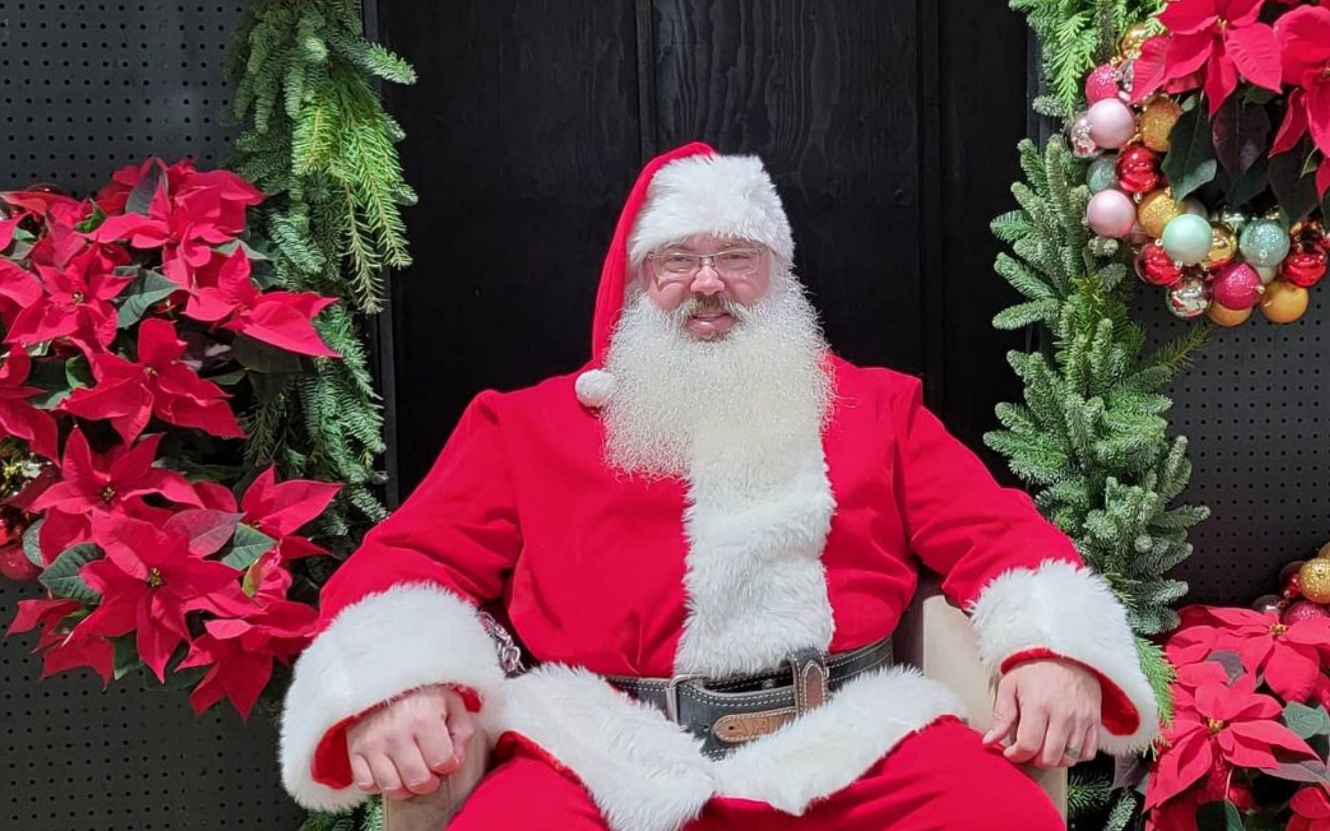 &#039;House Hunters Ho Ho Home&#039; star Albie Mushaney (Image via bigbad.santa/ Instagram)