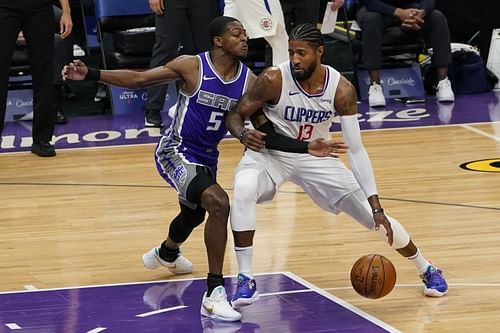 De'Aaron Fox of the Sacramento Kings guards LA Clippers' Paul George