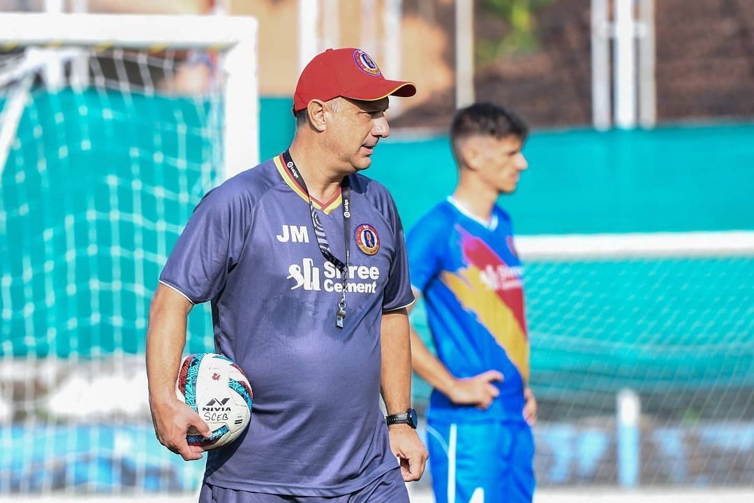 The SC East Bengal coach conducting a training session (Image Courtesy: ISL)