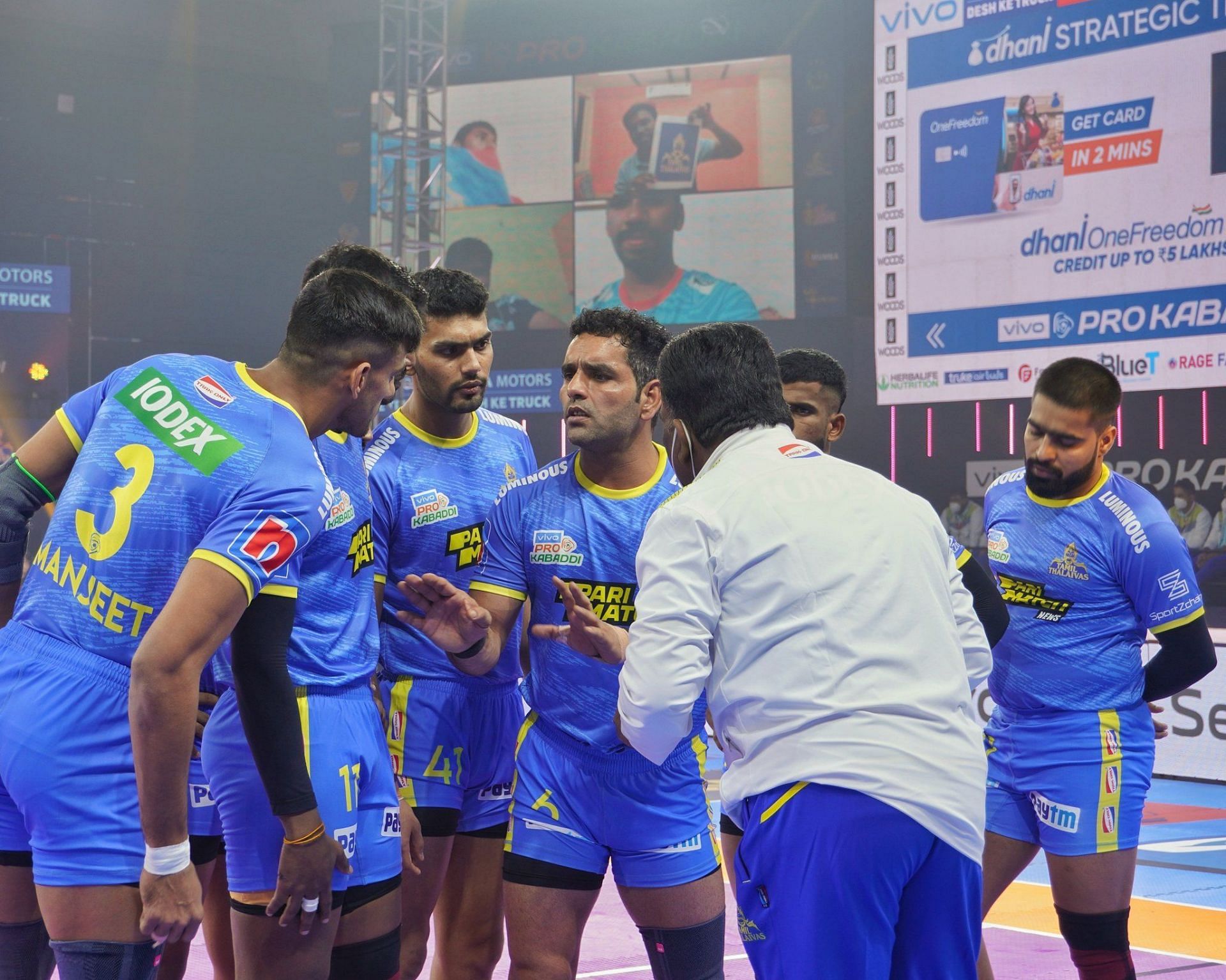 Tamil Thalaivas players discuss with their coach during a time-out - Image Courtesy: Tamil Thalaivas Twitter