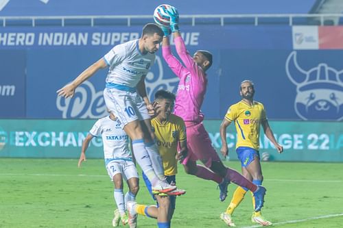 Kerala Blasters FC goalie Prabhsukhan Gill collects the ball as Jamshedpur FC's Jordan Murray tries to head it in (Image Courtesy: ISL)