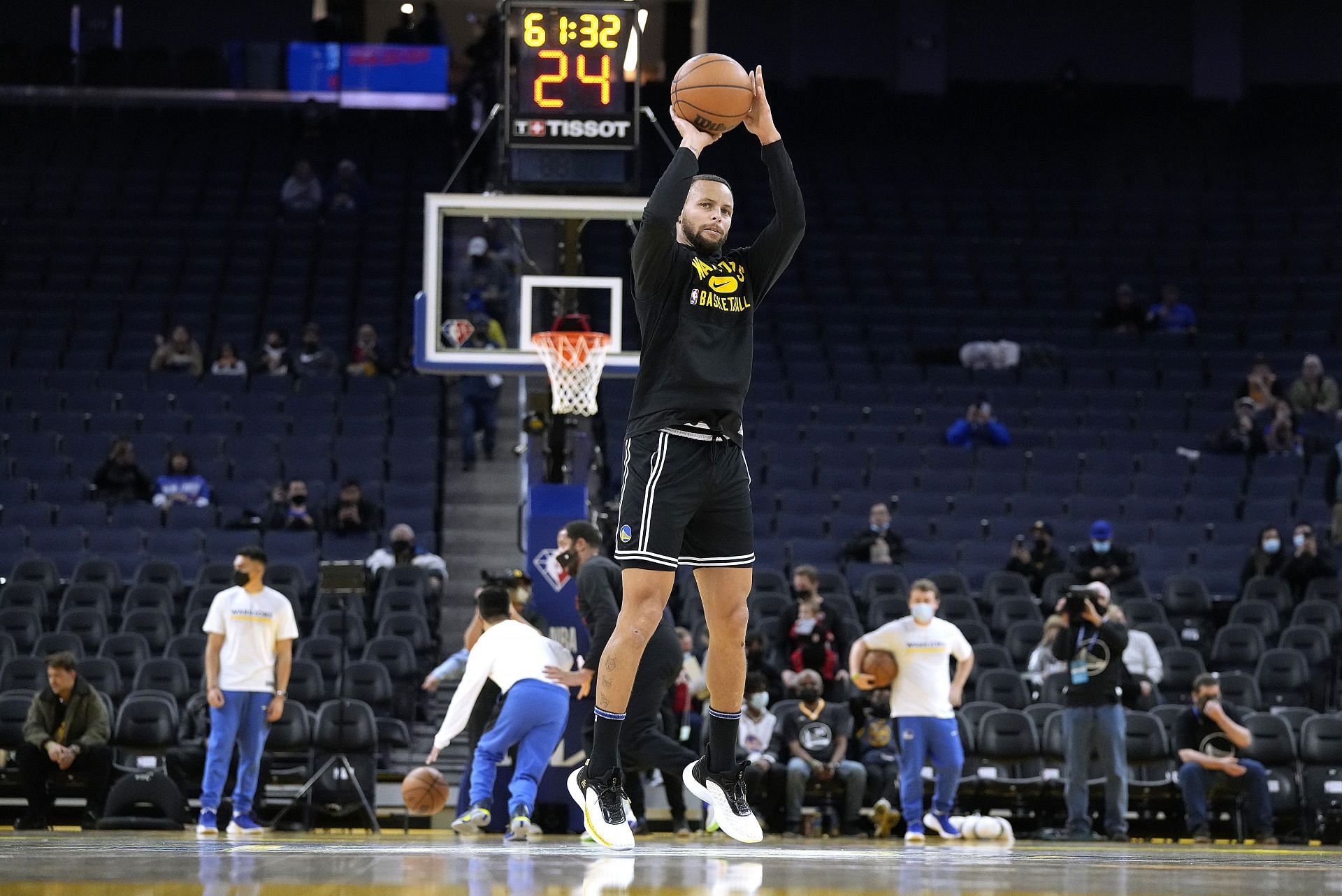 Golden State Warriors&#039; Steph Curry warms up during a game