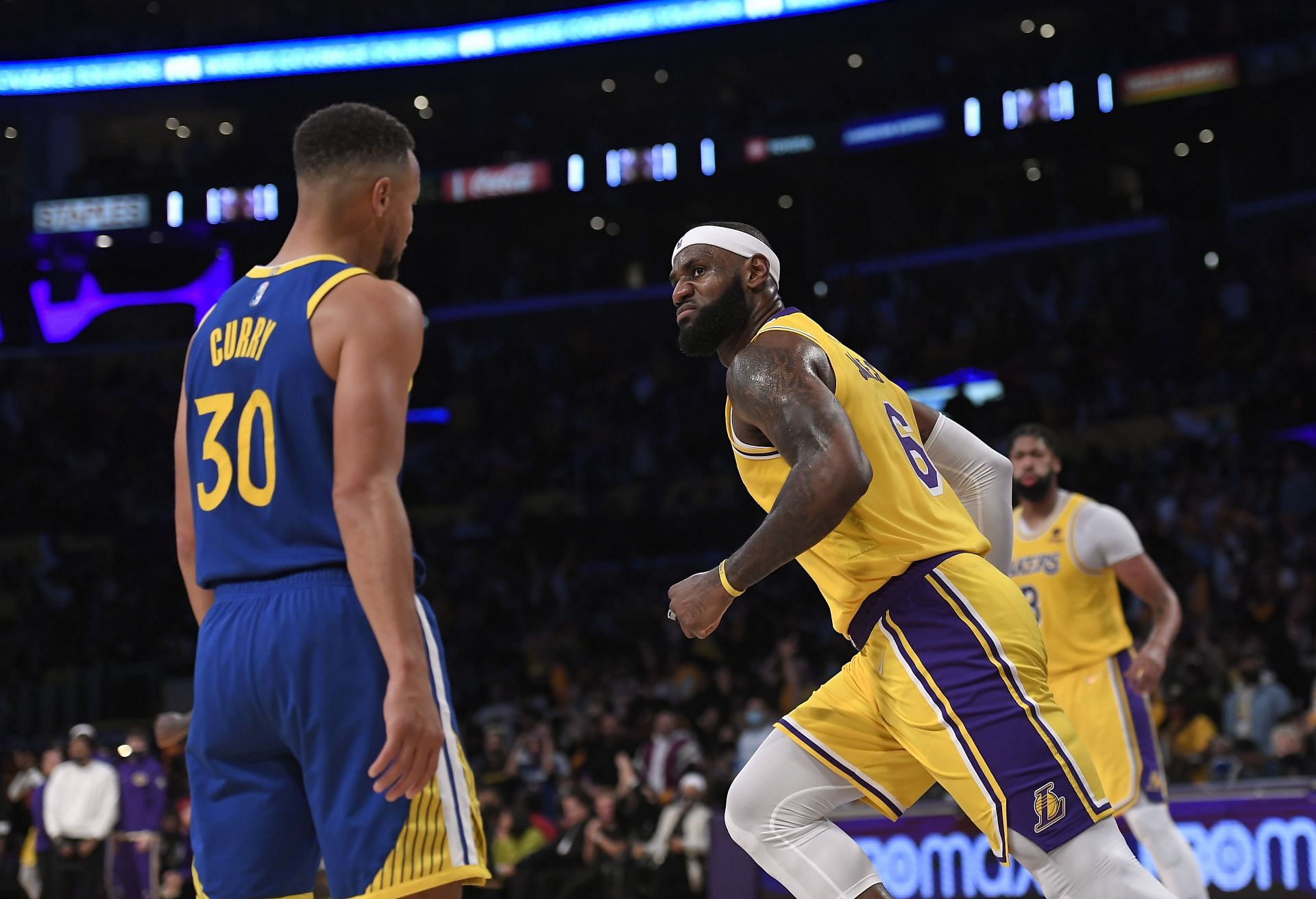 LeBron James (6) de Los Angeles Lakers responde tras anotar ante Stephen Curry (30) de los Golden State Warriors en el Staples Center el 19 de octubre de 2021 en Los Ángeles, California.