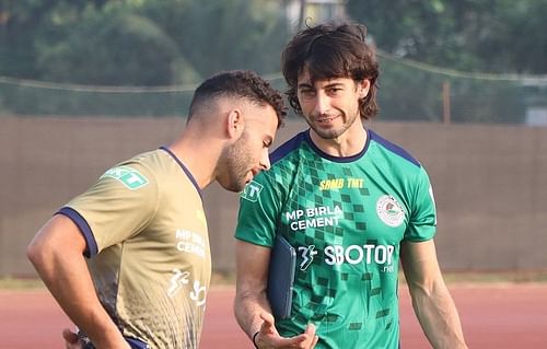 ATK Mohun Bagan head coach Juan Ferrando talking to his players. (Image Courtesy: Twitter/atkmohunbaganfc)