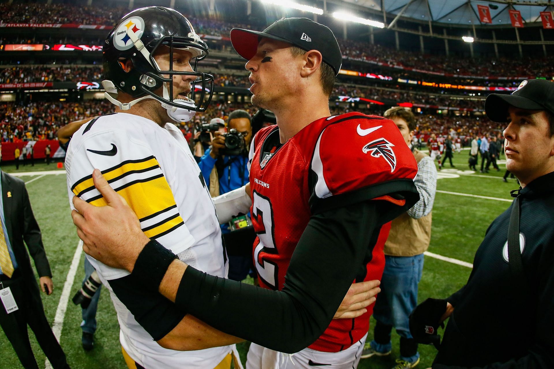 Ben Roethlisberger and Matt Ryan embrace after a 2014 meeting (Photo: Getty)