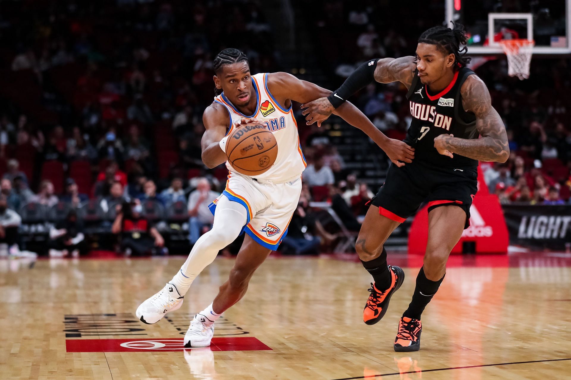 Shai Gilgeous-Alexander attempts to drive to the basket.