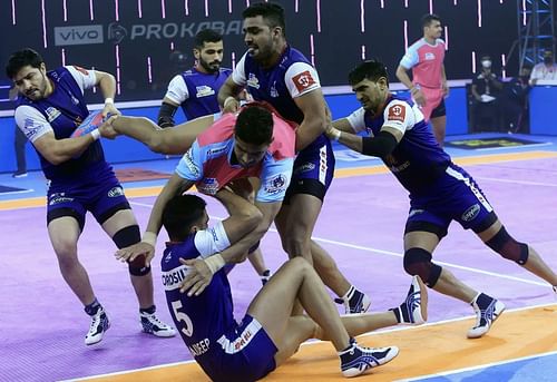 Haryana Steelers players tackle a Jaipur Pink Panthers raider - Image Courtesy: Haryana Steelers Twitter