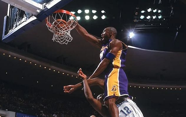 Kobe Bryant iducting Dwight Howard into a long list of posterization