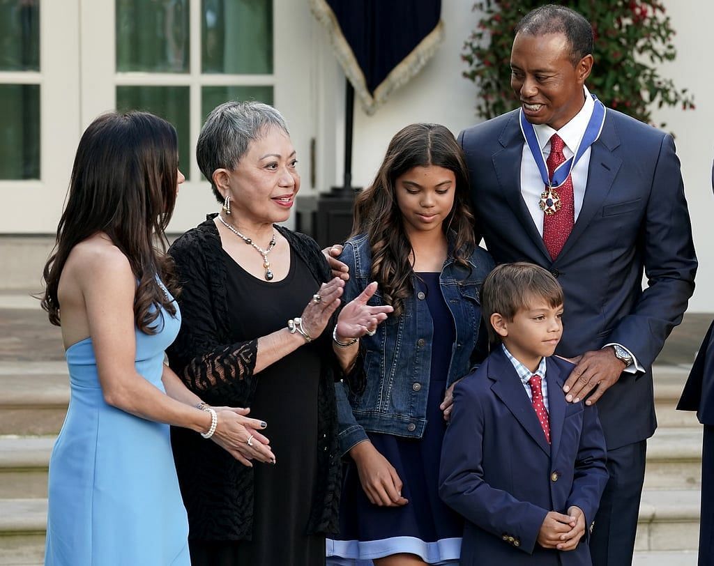 Tiger Woods con su madre, hijos y novia después de recibir la Medalla de la Libertad en 2019 (Imagen a través de Chip Somodevilla / Getty Images)