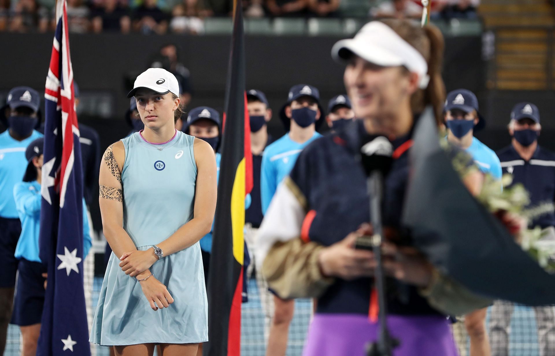 Swiatek (L) and Belinda Bencic at the 2021 Adelaide International