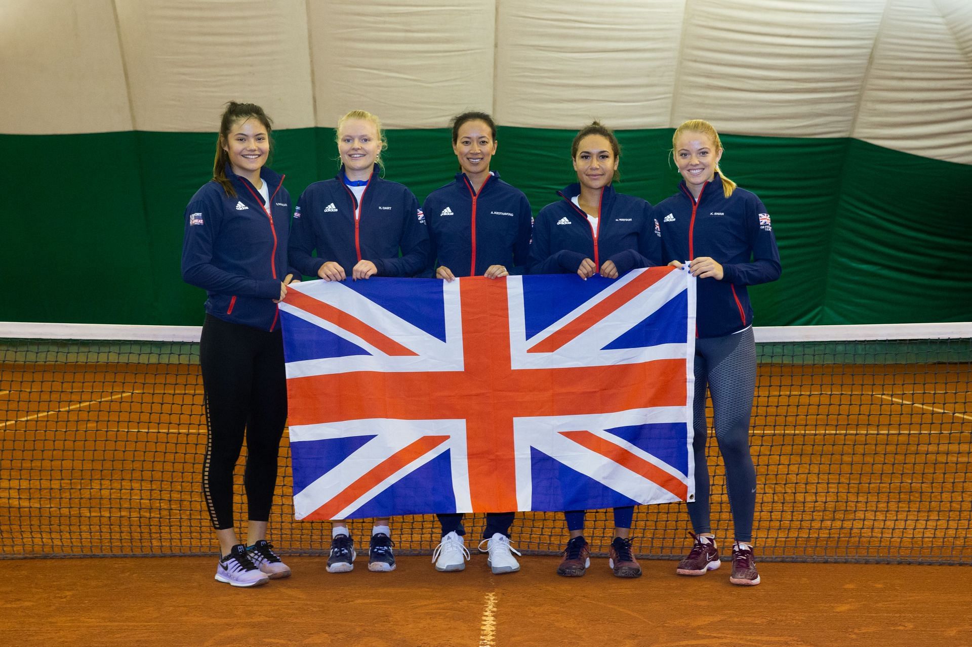 Emma Raducanu (L) with the Great Britain Fed Cup team