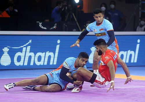 Bengal Warriors players during a tackle against Gujarat Giants - Image Courtesy: Bengal Warriors Twitter