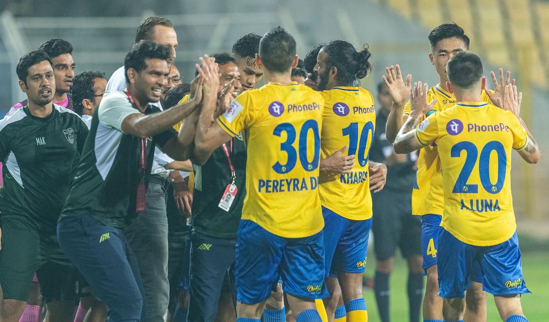 The Kerala Blasters players celebrating their victory. (Image Courtesy: Twitter/IndSuperLeague)