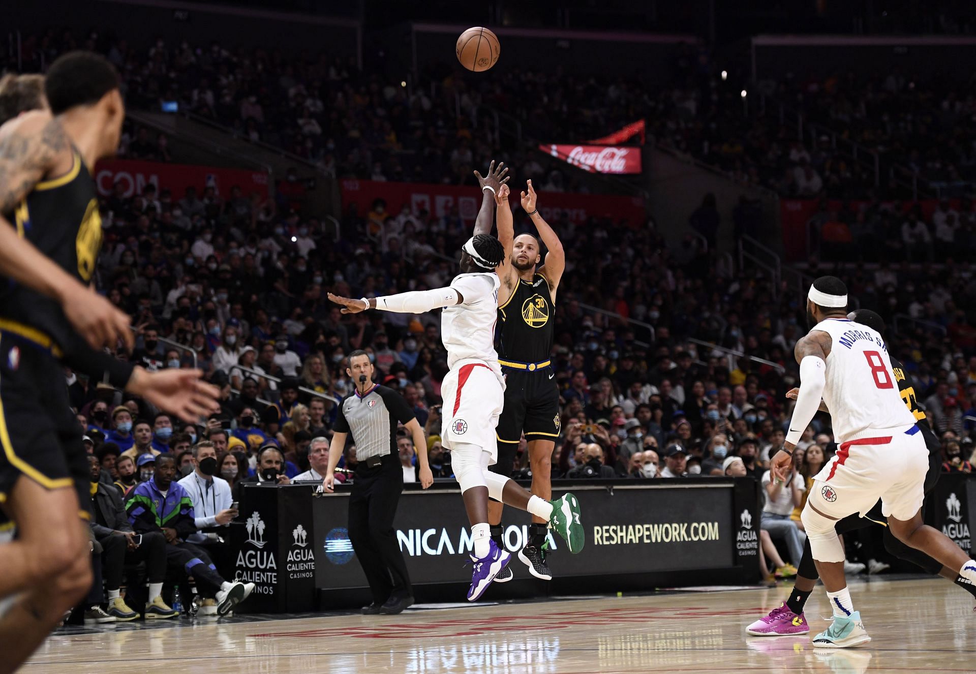 Steph Curry shoots over an LA Clippers defender