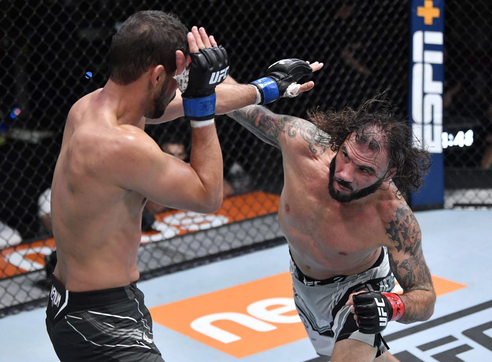 Clay Guida produced a dramatic comeback to submit Leonardo Santos