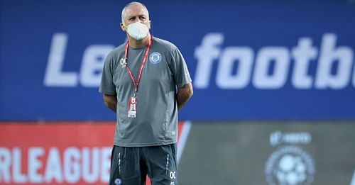 Owen Coyle looks on as Jamshedpur players train. (Image Courtesy: Twitter/IndSuperLeague)